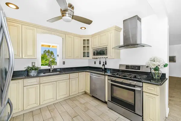 21 Lido Pkwy, Lindenhurst, NY 11757