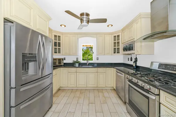 21 Lido Pkwy, Lindenhurst, NY 11757