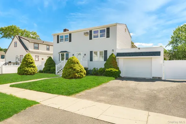 21 Lido Pkwy, Lindenhurst, NY 11757