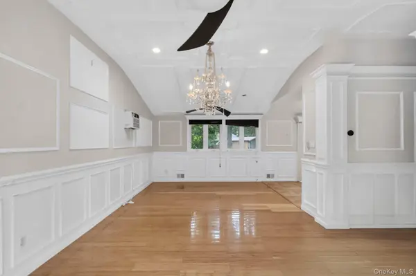 14 Branch LN, East Setauket, NY 11733