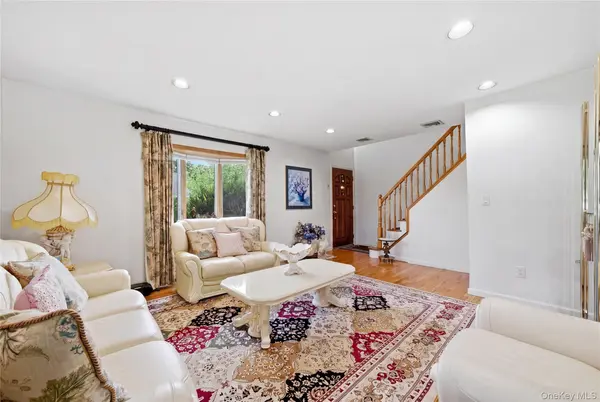698 Washington ST, Franklin Square, NY 11010