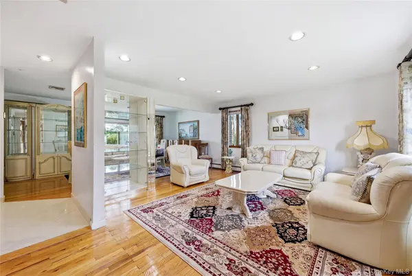 698 Washington ST, Franklin Square, NY 11010