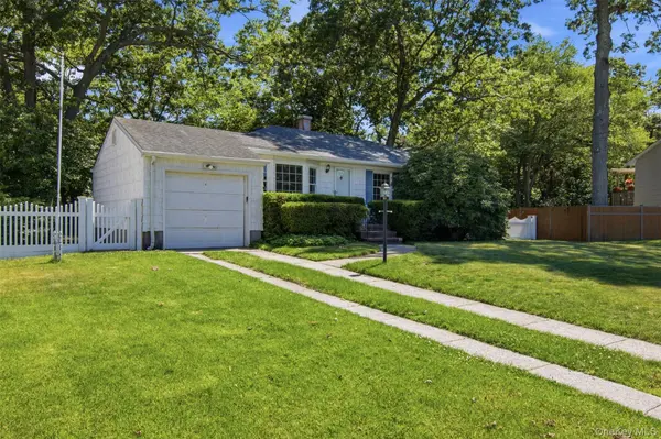 34 Hollo DR, Holbrook, NY 11741
