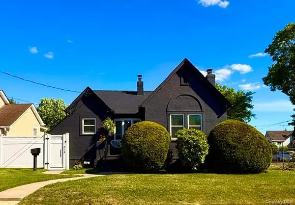 43 Elinor PL, Freeport, NY 11520