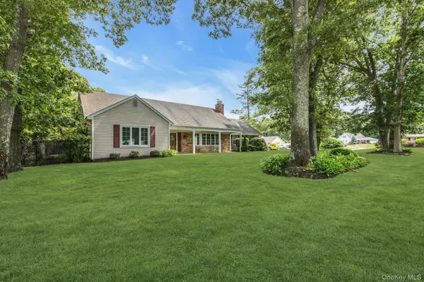 23 Bently LN, Stony Brook, NY 11790