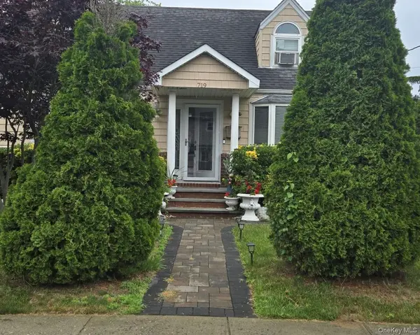 719 Oriole AVE, West Hempstead, NY 11552
