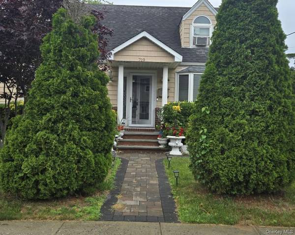 719 Oriole AVE, West Hempstead, NY 11552