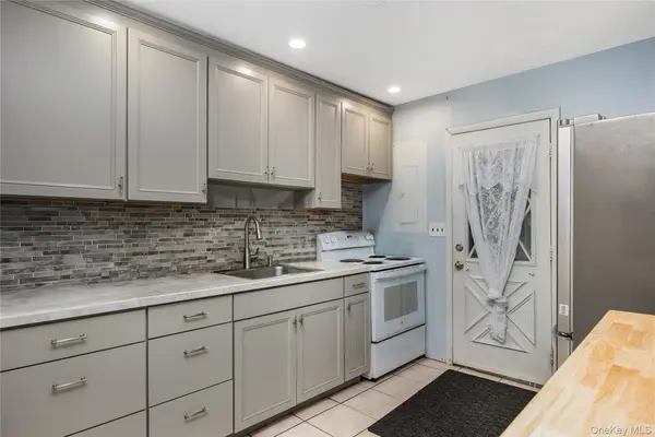 53 Primrose LN, Levittown, NY 11756