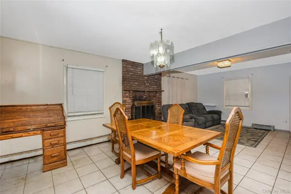 53 Primrose LN, Levittown, NY 11756