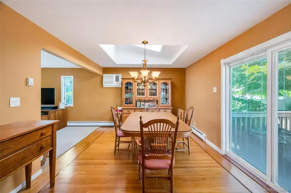 34 Oak ST, Hicksville, NY 11801