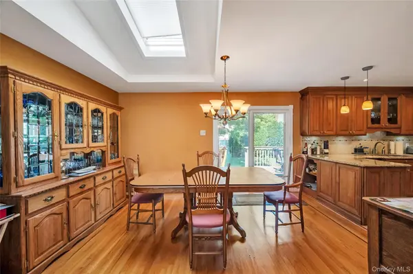 34 Oak ST, Hicksville, NY 11801