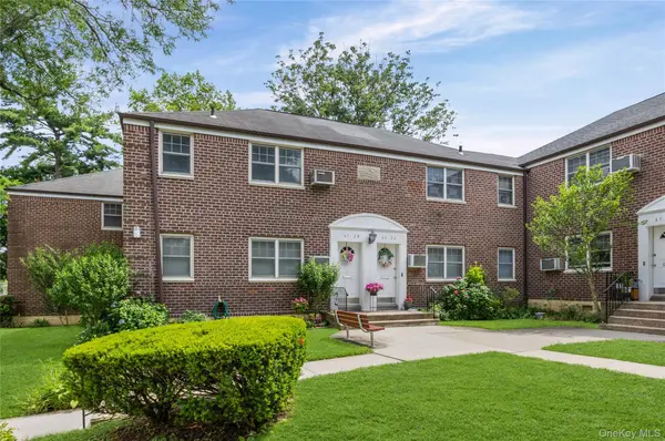 61-26 255th #upper, Little Neck, NY 11362
