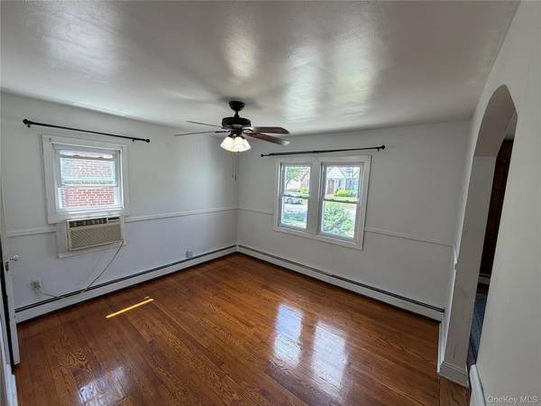 526 N 12th ST, New Hyde Park, NY 11040