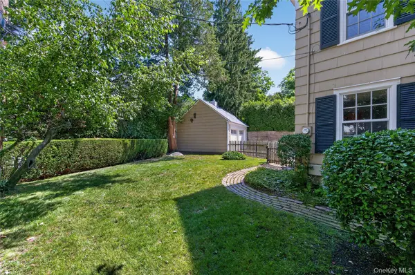 24 Crescent RD, Port Washington, NY 11050