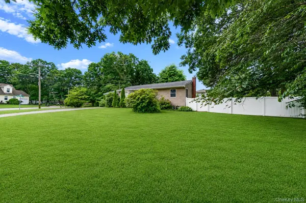 2 Amarr DR, Shirley, NY 11967
