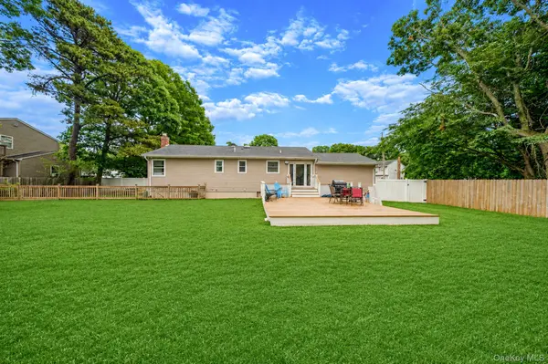 2 Amarr DR, Shirley, NY 11967