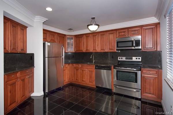 13 Sylvan LN #26, Port Jefferson Station, NY 11776
