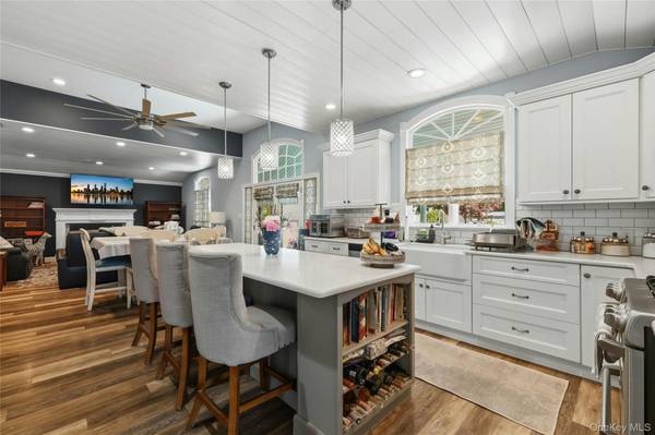852 Jackson AVE, Franklin Square, NY 11010