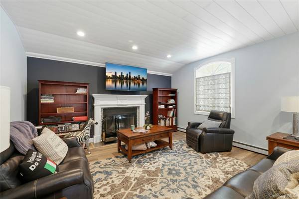 852 Jackson AVE, Franklin Square, NY 11010