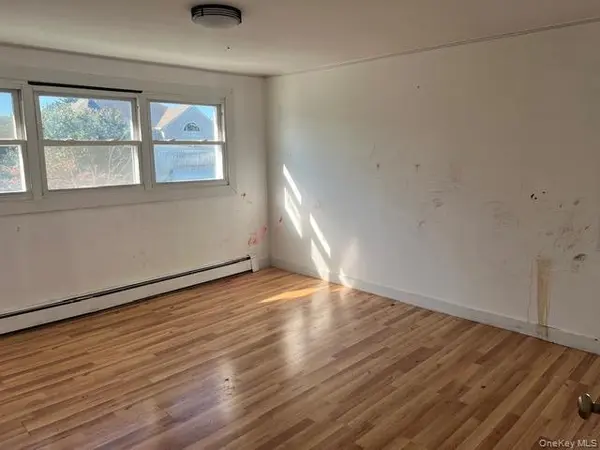 12 Walter AVE, Hicksville, NY 11801