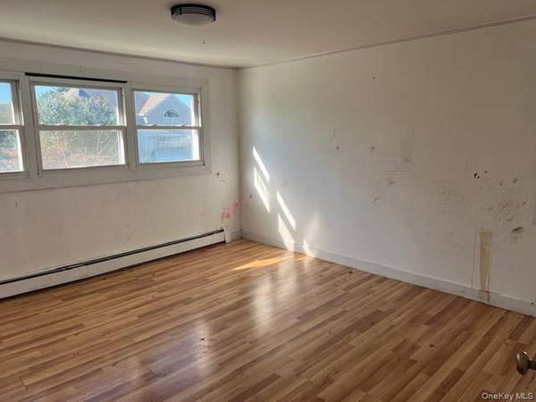 12 Walter AVE, Hicksville, NY 11801