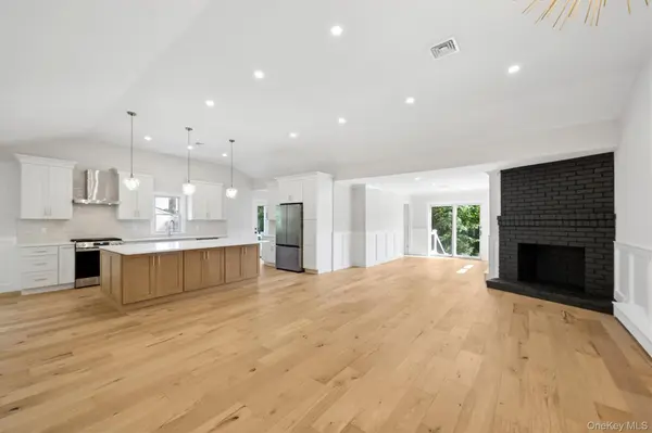 20 Camelia PL, Hauppauge, NY 11788
