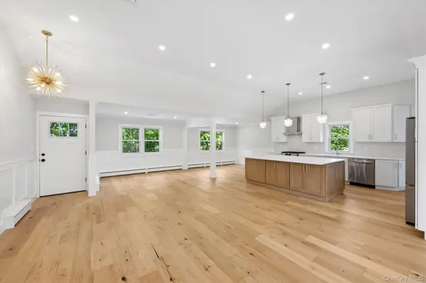 20 Camelia PL, Hauppauge, NY 11788