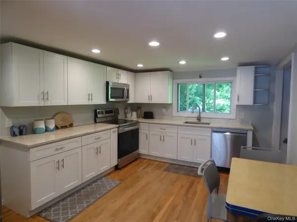 156 Brook TRL, Greenwood Lake, NY 10925