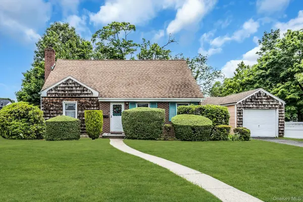 2 Cliff RD, Merrick, NY 11566