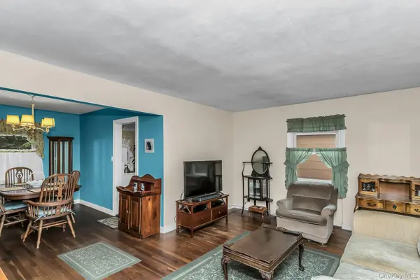 2 Cliff RD, Merrick, NY 11566
