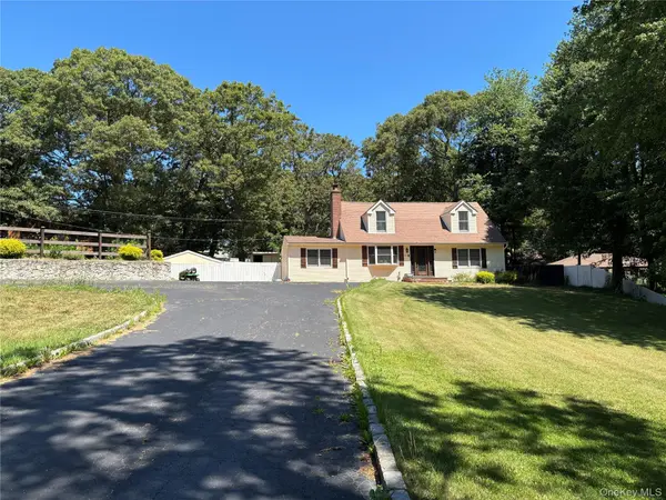 45 Croft LN, Smithtown, NY 11787