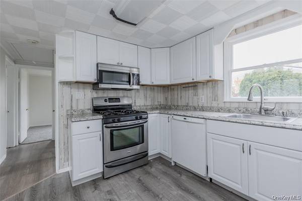 141 Wendy DR, Holtsville, NY 11742