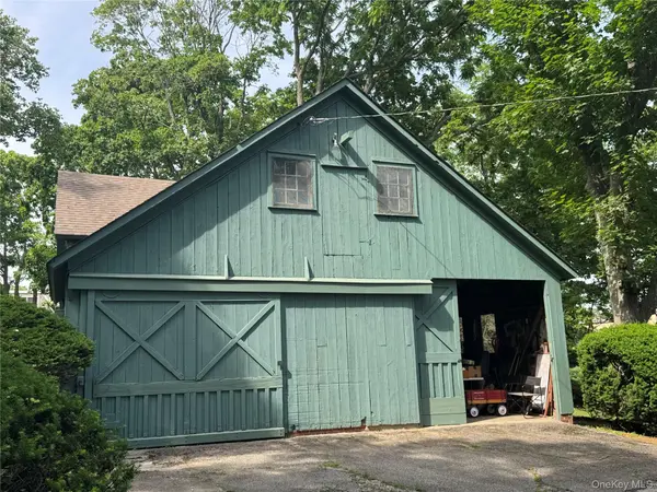 33 Crosby ST, Center Moriches, NY 11934