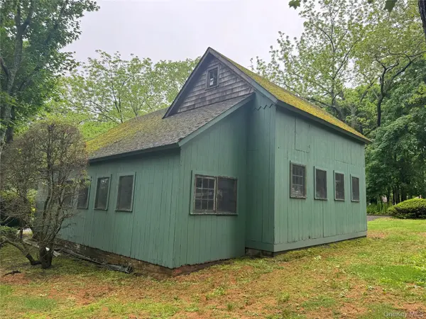 33 Crosby ST, Center Moriches, NY 11934