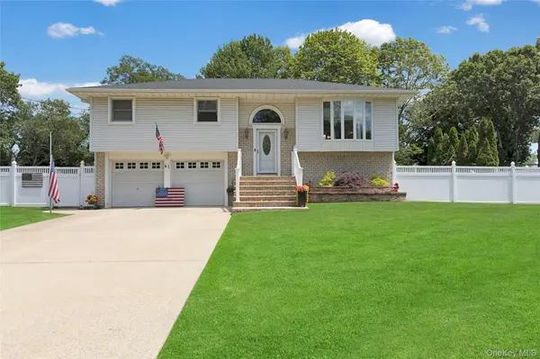61 Yale AVE, Oakdale, NY 11769