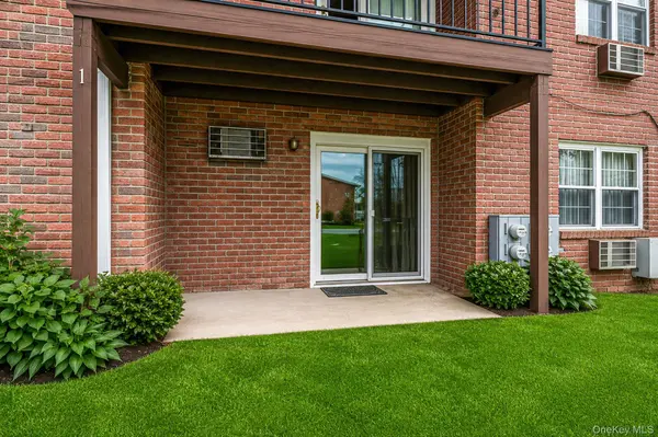 11 Springwood DR, North Babylon, NY 11703