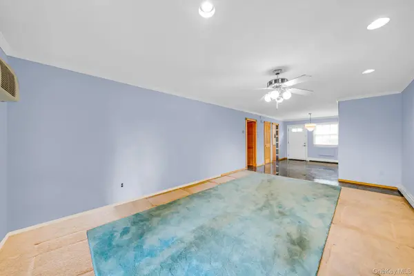 11 Springwood DR, North Babylon, NY 11703