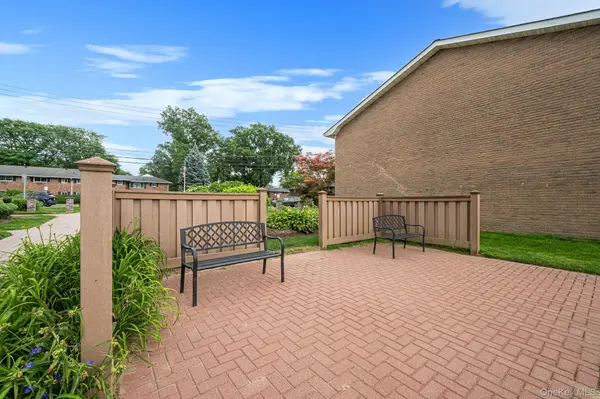 11 Springwood DR, North Babylon, NY 11703