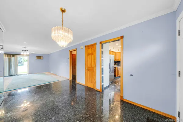 11 Springwood DR, North Babylon, NY 11703