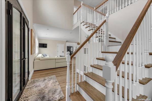 102 Kate DR, New Hyde Park, NY 11040