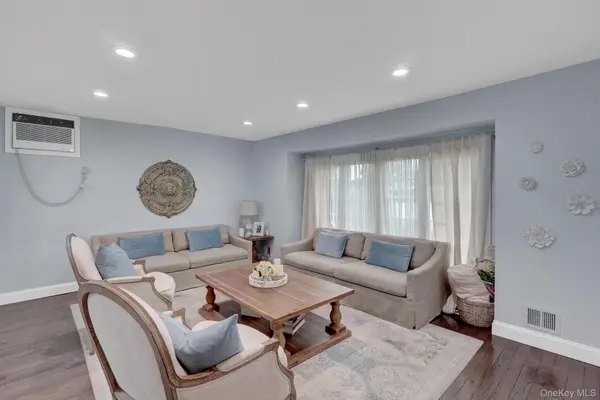 31 Leeds LN, North Babylon, NY 11703