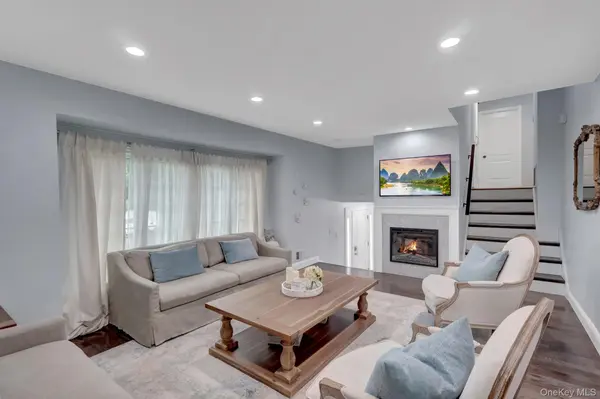 31 Leeds LN, North Babylon, NY 11703