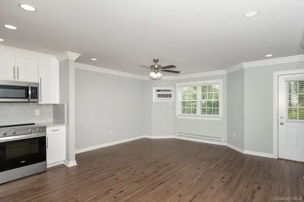 30 BAY POINT CT #52, West Babylon, NY 11704