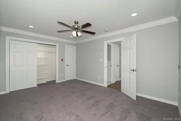 30 BAY POINT CT #52, West Babylon, NY 11704