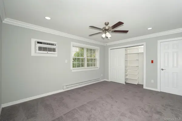 30 BAY POINT CT #52, West Babylon, NY 11704