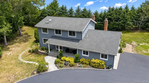9 Huckleberry LN,  East Setauket,  NY 11733