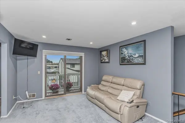 62 Cambridge DR, Copiague, NY 11726