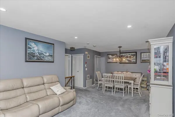 62 Cambridge DR, Copiague, NY 11726