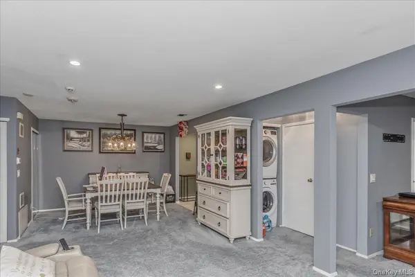 62 Cambridge DR, Copiague, NY 11726