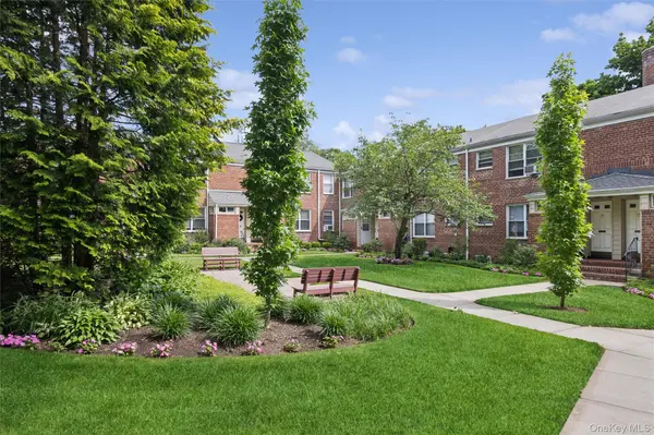 43 Edwards ST #1-B, Roslyn Heights, NY 11577